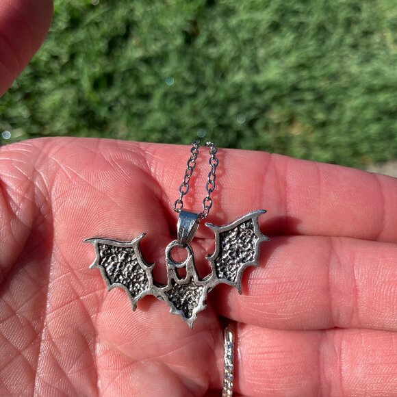 Flying Vampire Bat Halloween Pendant Necklace Jewelry - Picture 7 of 7